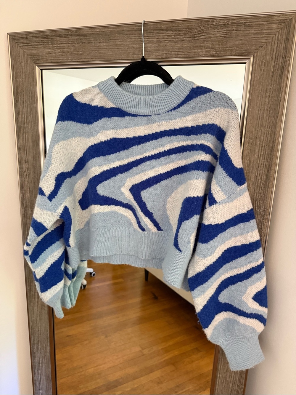 debut Blue and Light Blue Wave-Pattern Cropped Crewneck Sweater
